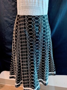 White House Black Market Lace Pattern Skirt Sz 4